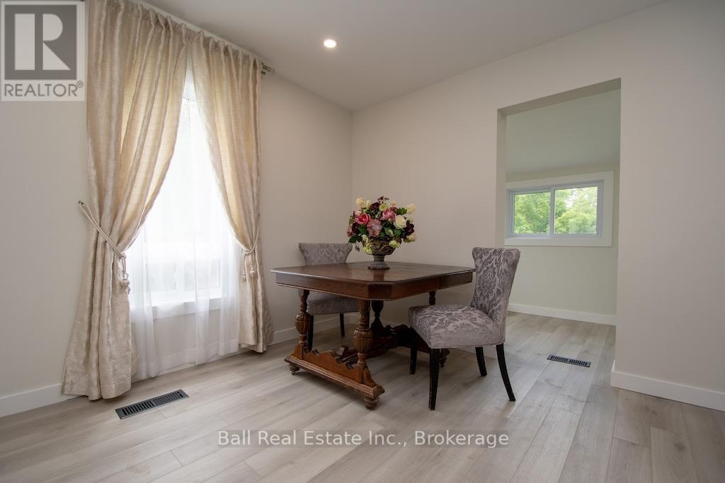 28 BOOTH STREET N - 17
