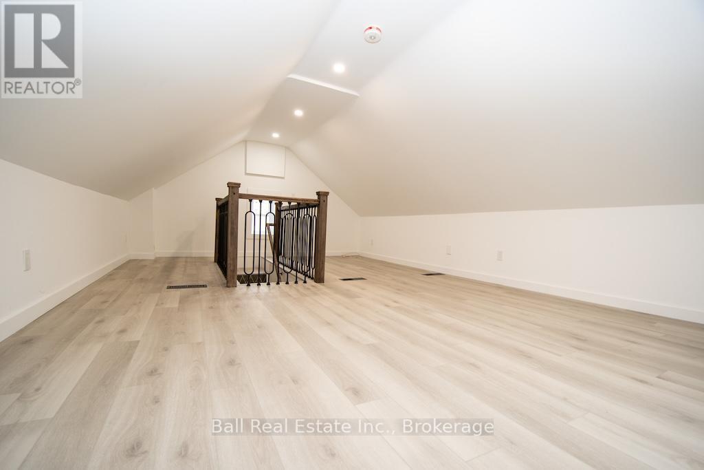 28 BOOTH STREET N - 22