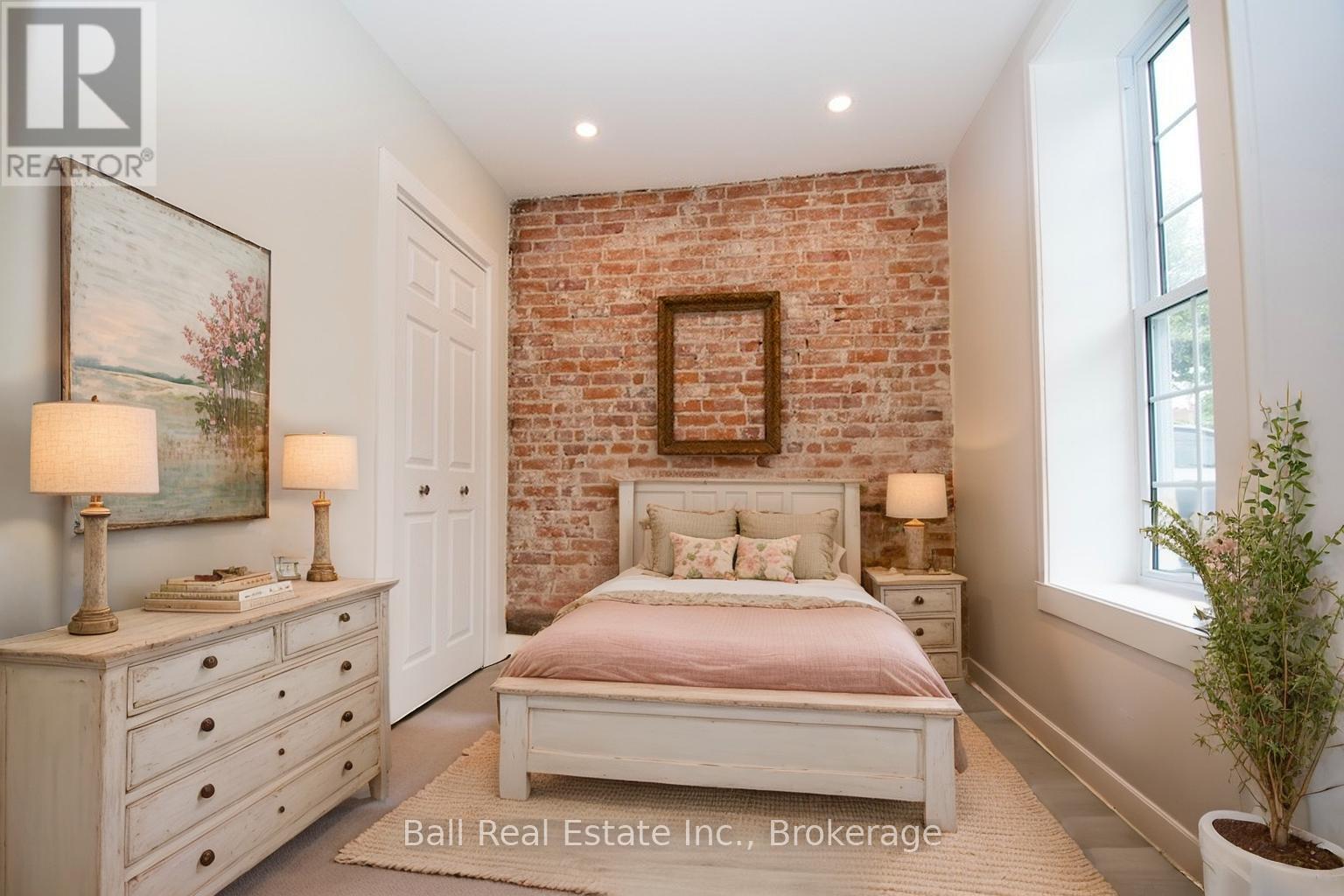 28 BOOTH STREET N - 47