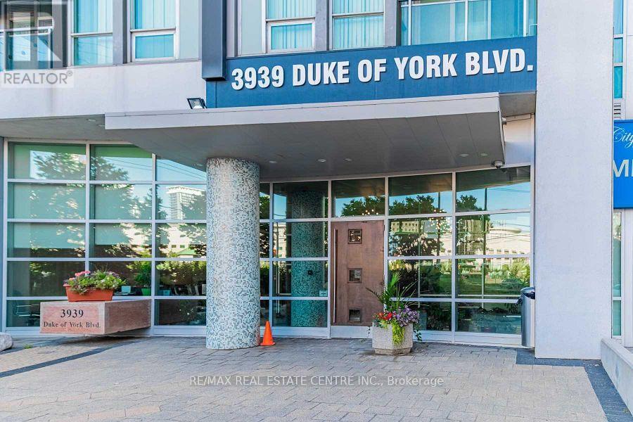 #913 3939 DUKE OF YORK BOULEVARD - 2