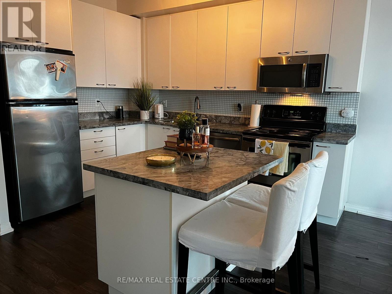 #913 3939 DUKE OF YORK BOULEVARD - 6
