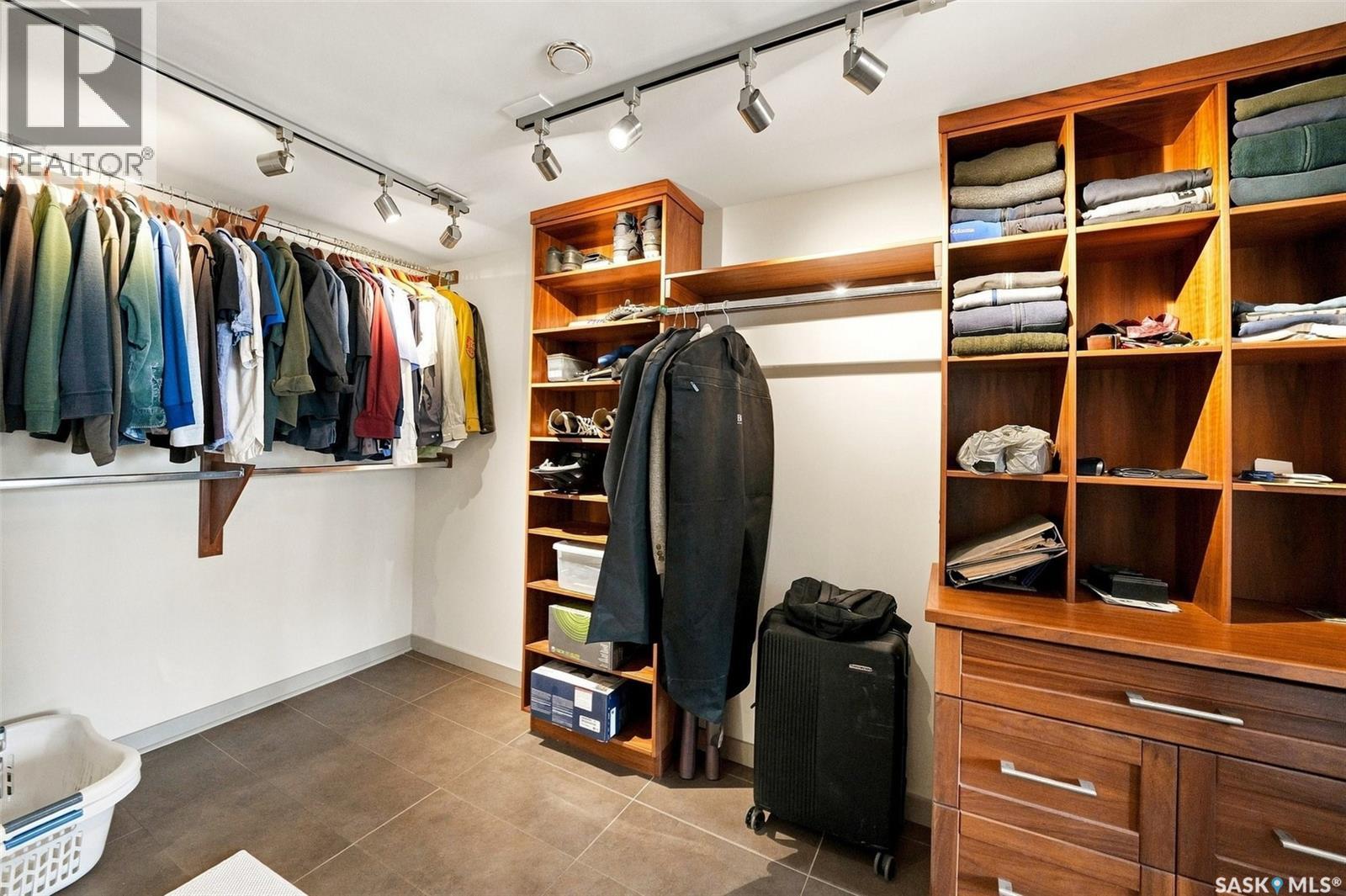 #2102 315 5th AVENUE N - 27