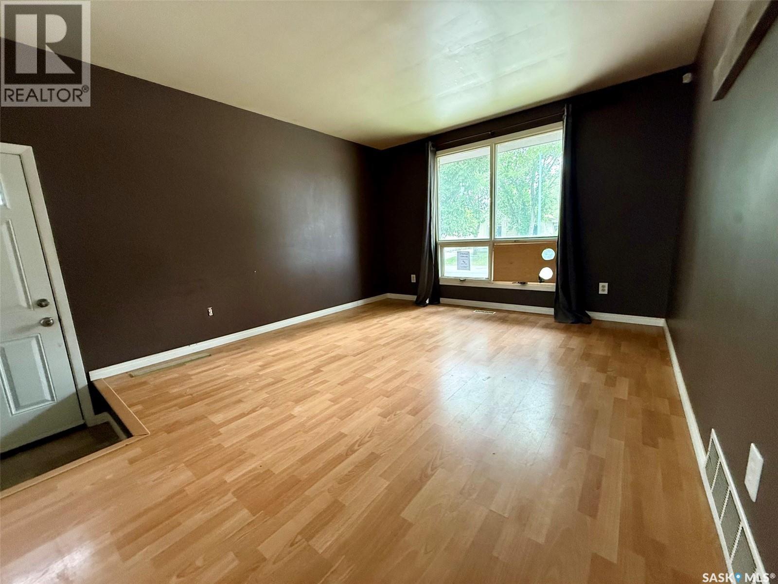 90 Turner CRESCENT - 2
