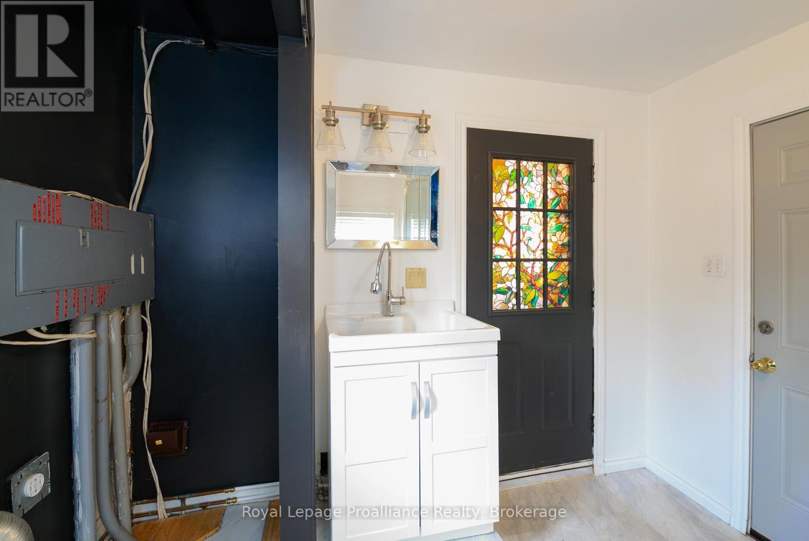 83 MOIRA STREET E - 11