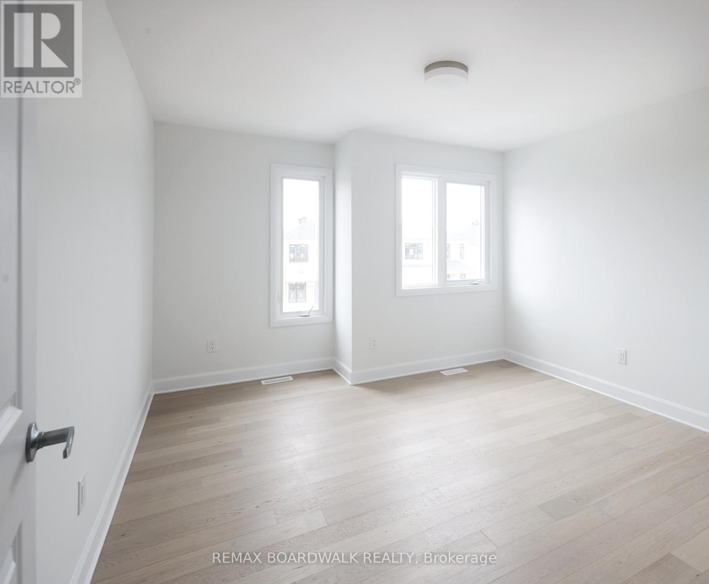592 ROUNDHOUSE CRESCENT - 21