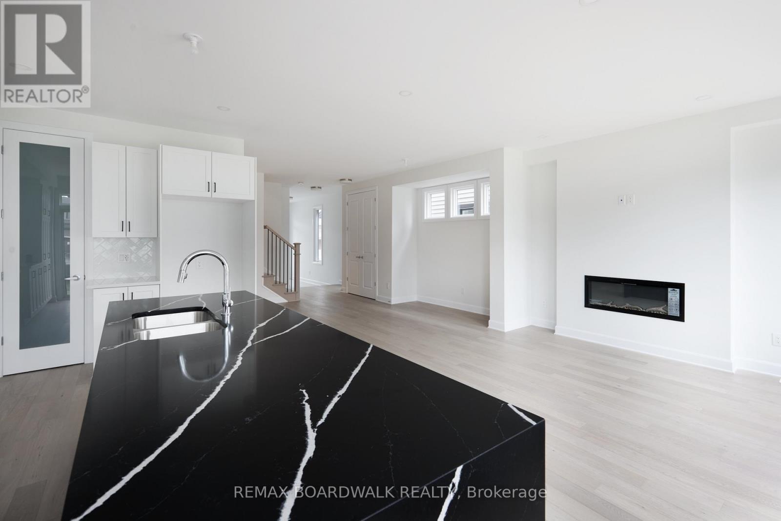 592 ROUNDHOUSE CRESCENT - 12