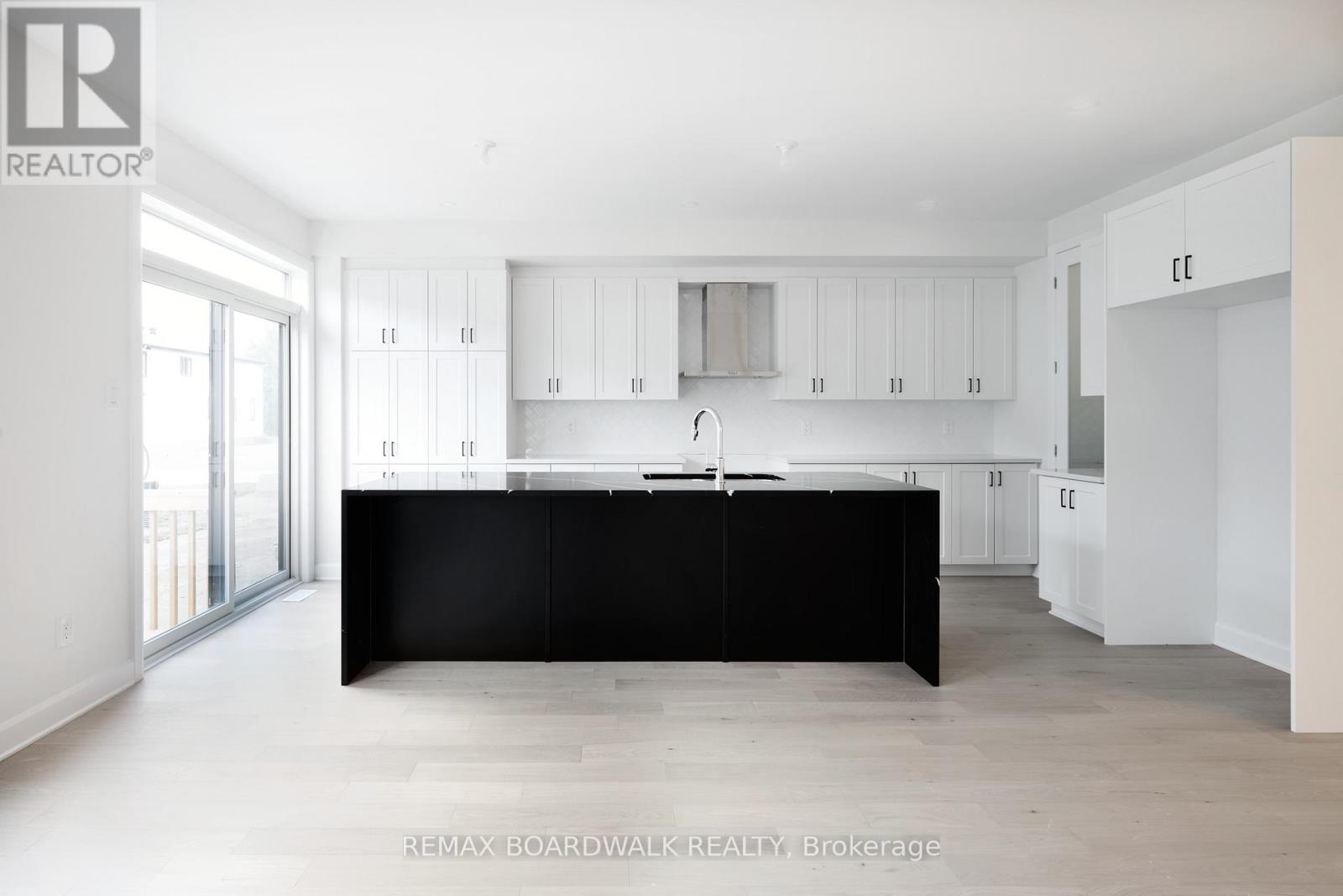 592 ROUNDHOUSE CRESCENT - 9