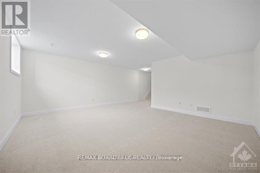 592 ROUNDHOUSE CRESCENT - 27