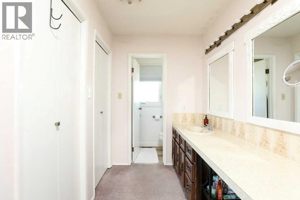 729 Columbia Boulevard W - 35
