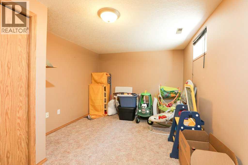 729 Columbia Boulevard W - 38