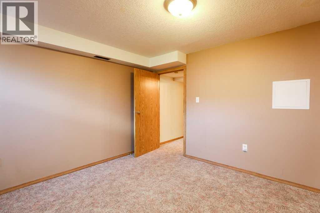 729 Columbia Boulevard W - 42