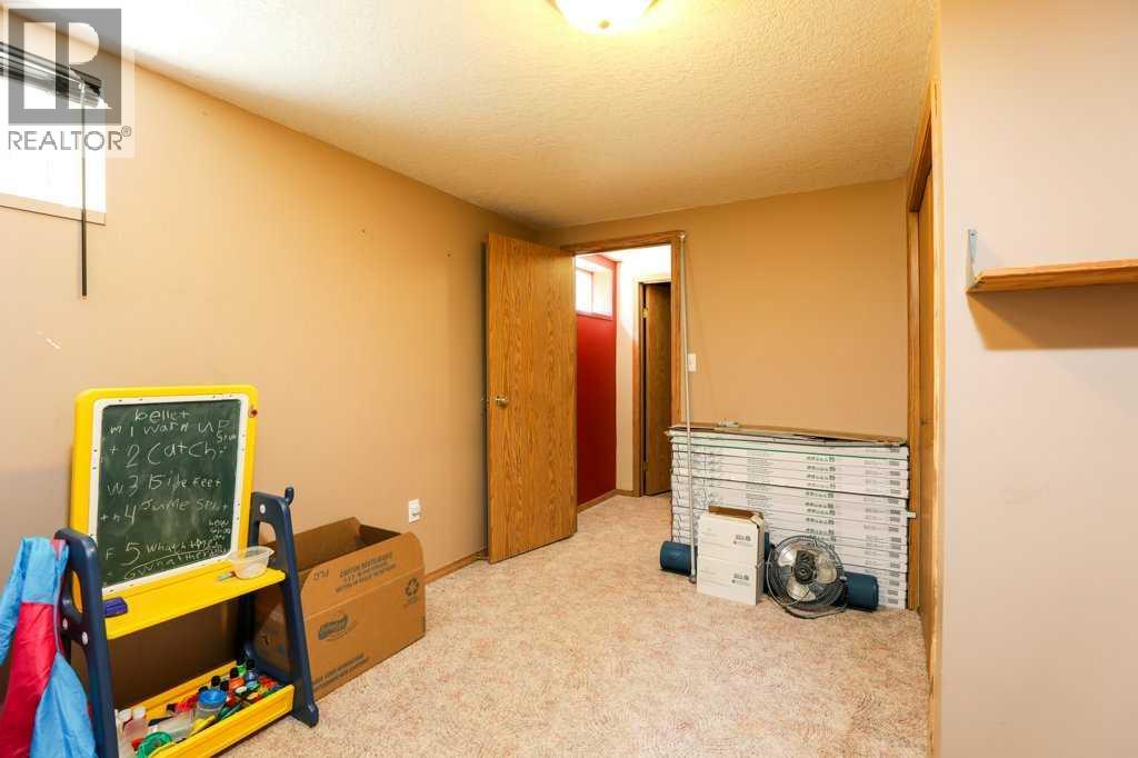 729 Columbia Boulevard W - 39