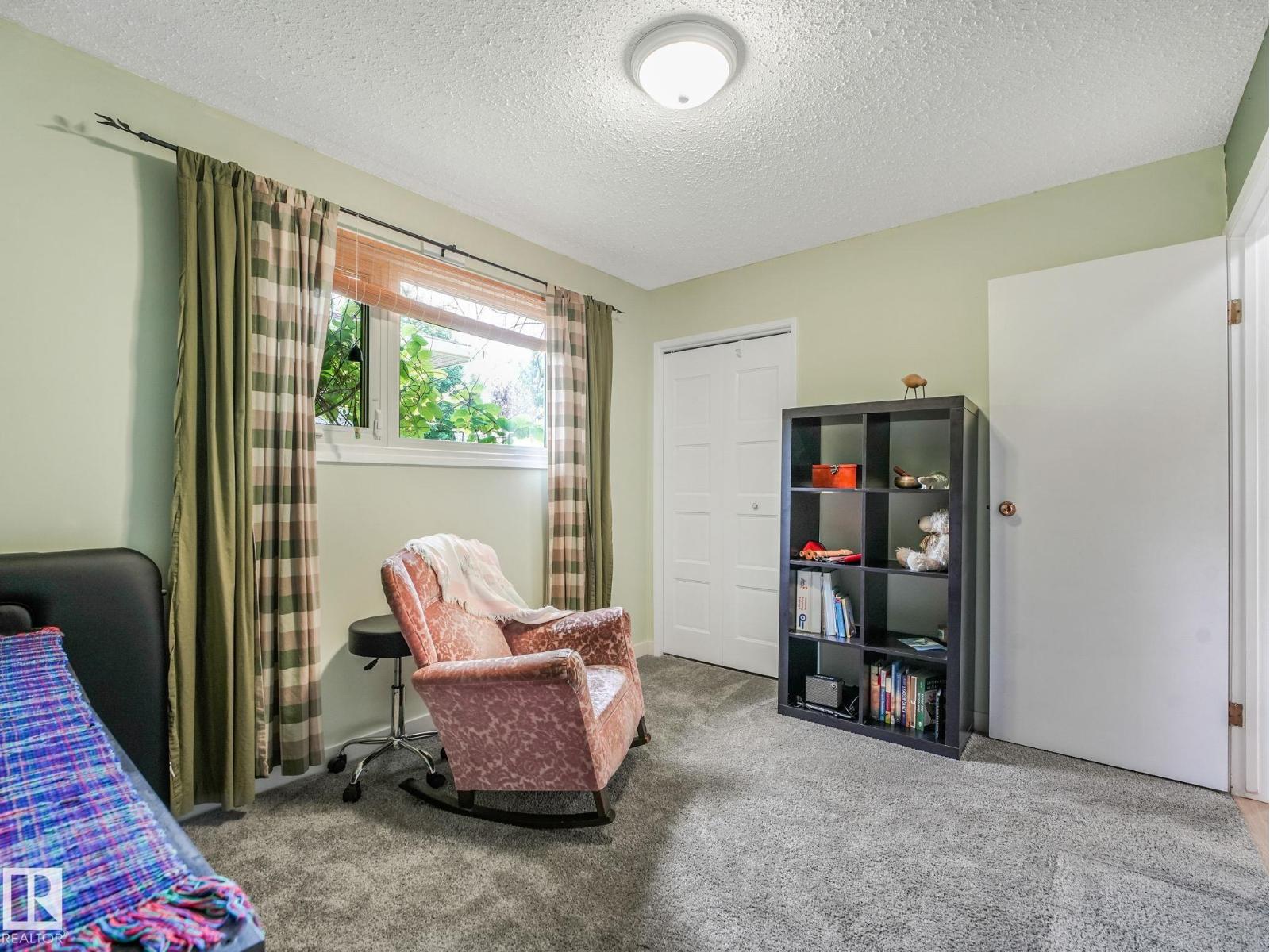 32 Malvern DR - 34