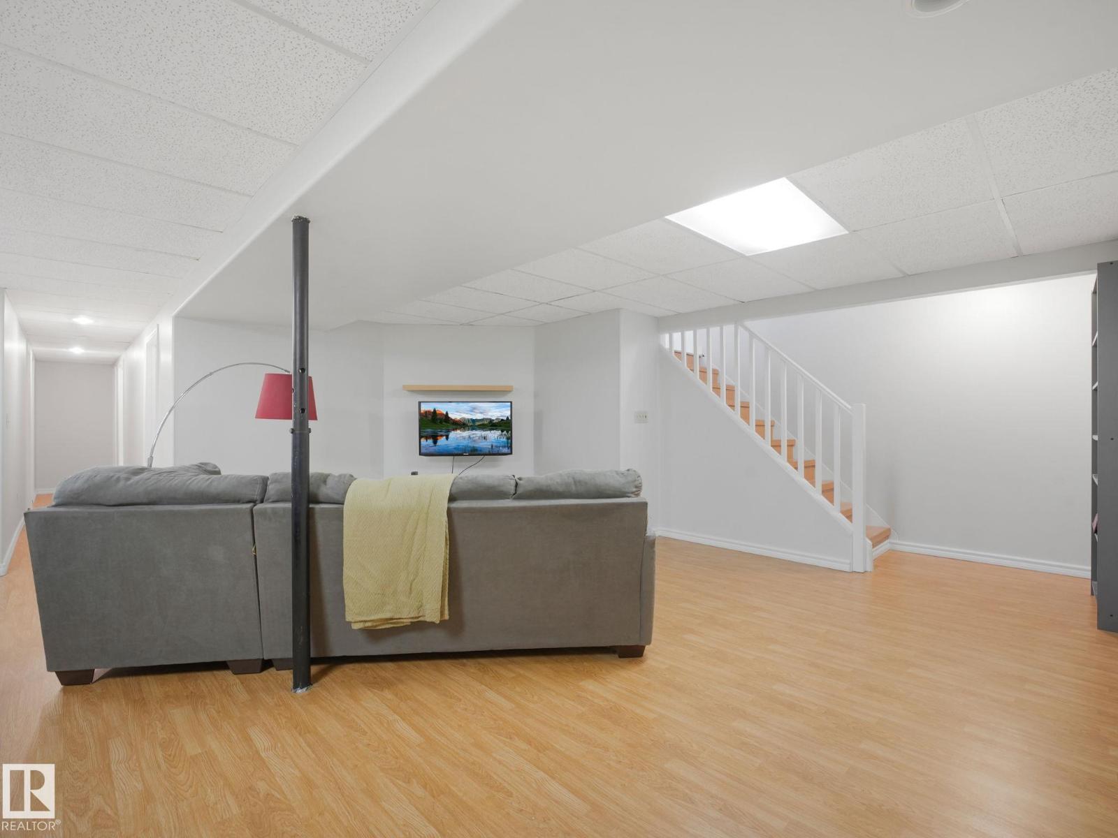 32 Malvern DR - 40