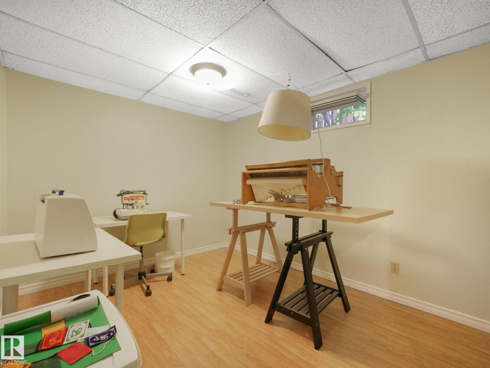 32 Malvern DR - 48