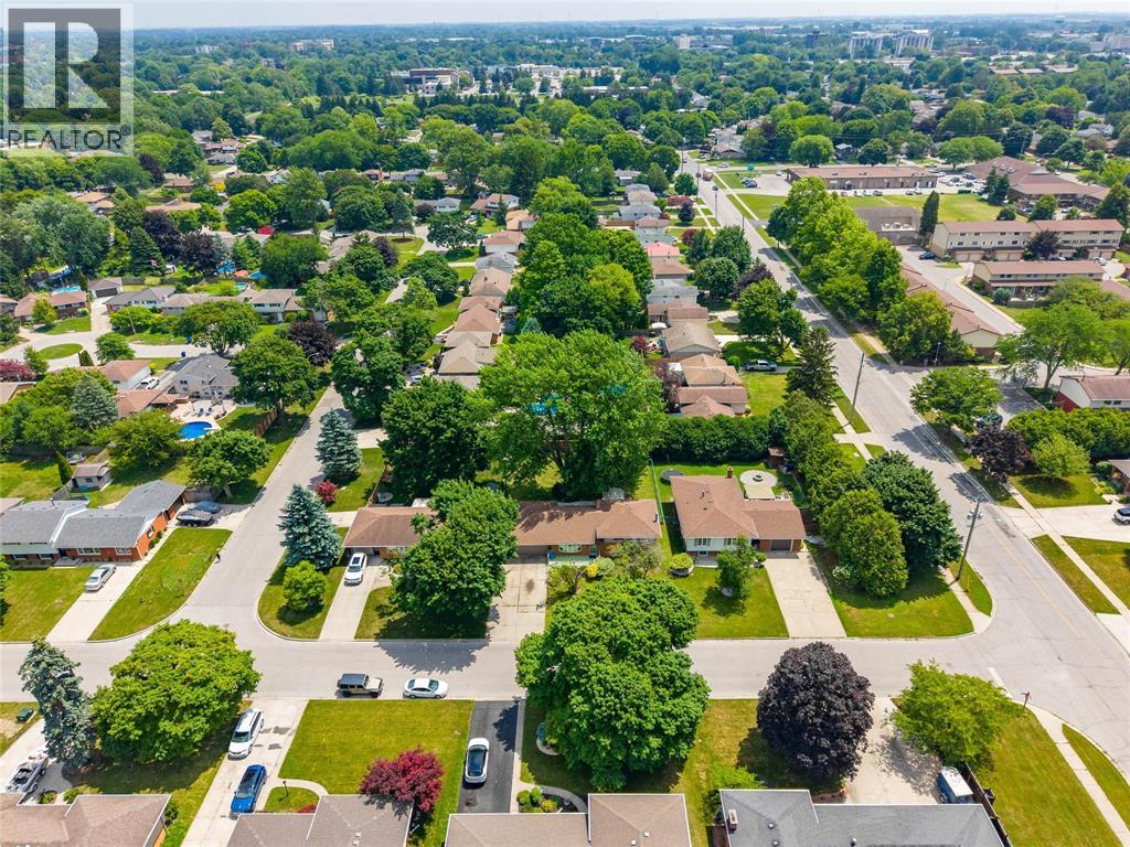 8 PARRY DRIVE - 32