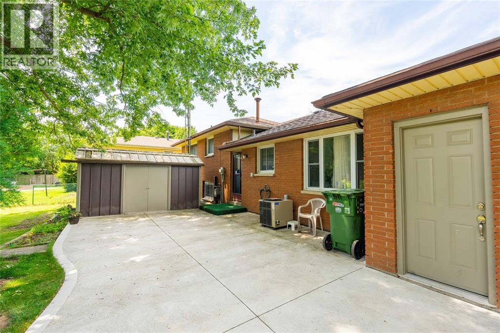 8 PARRY DRIVE - 24