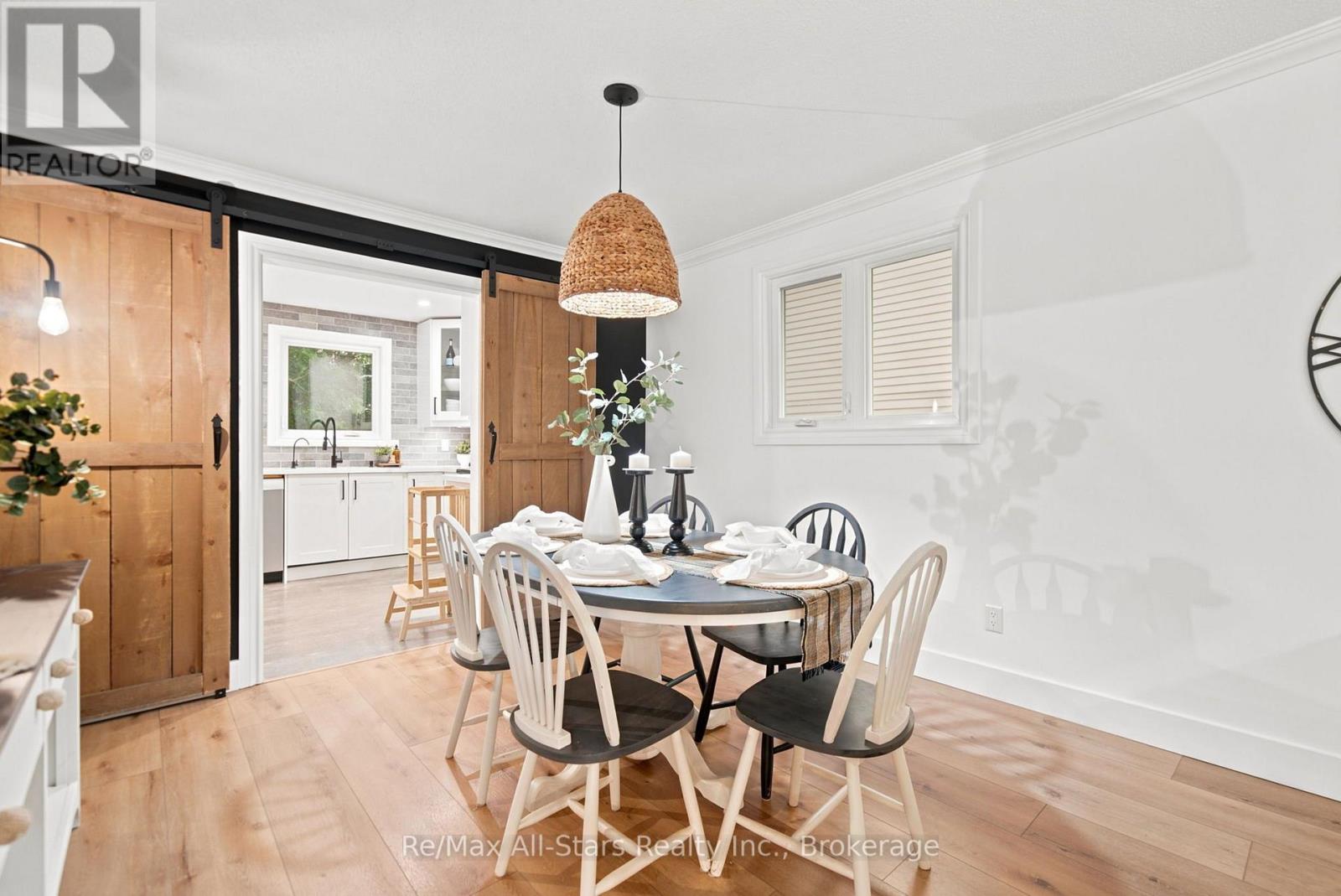 29 APPLEWOOD CRESCENT - 11