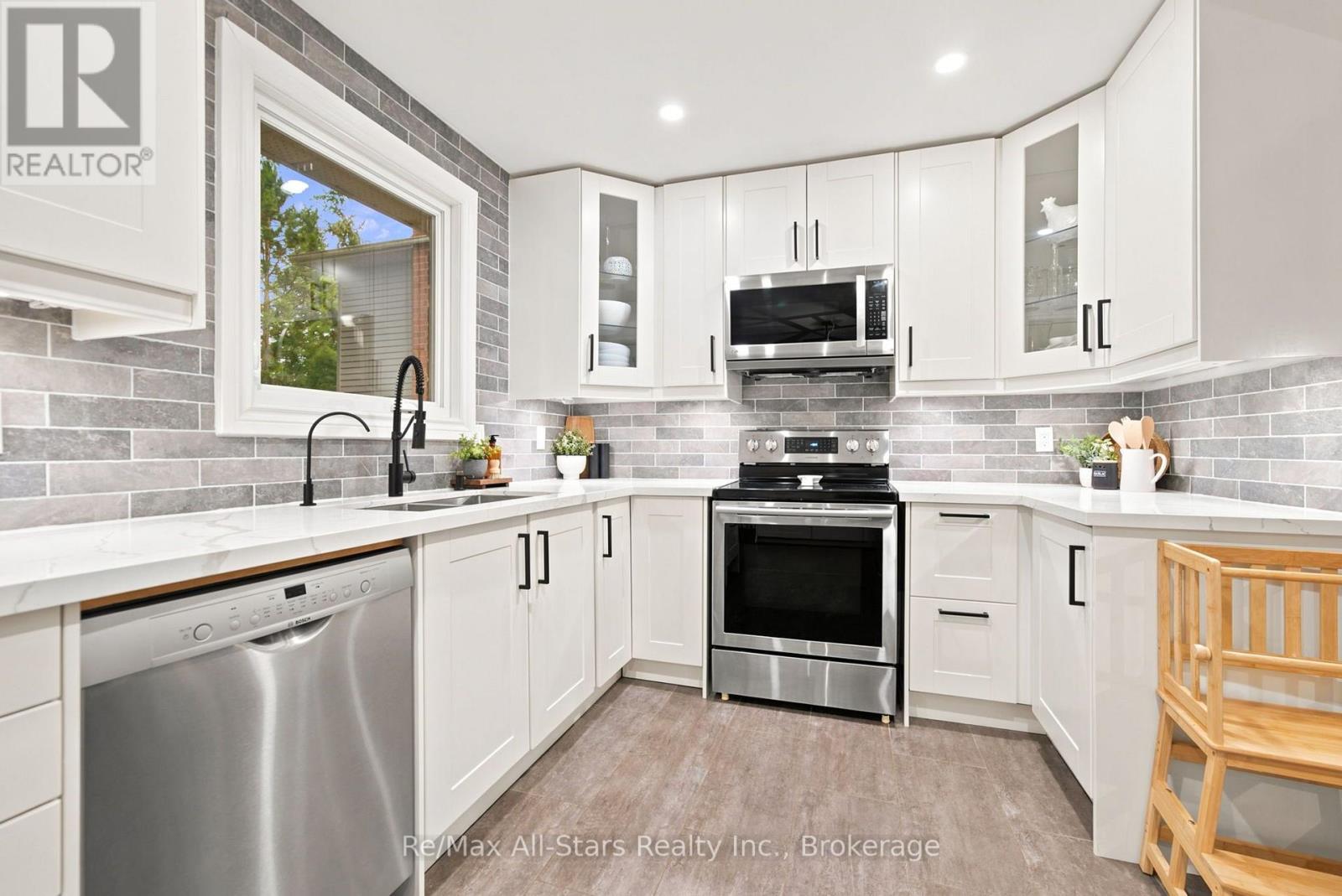 29 APPLEWOOD CRESCENT - Image 12