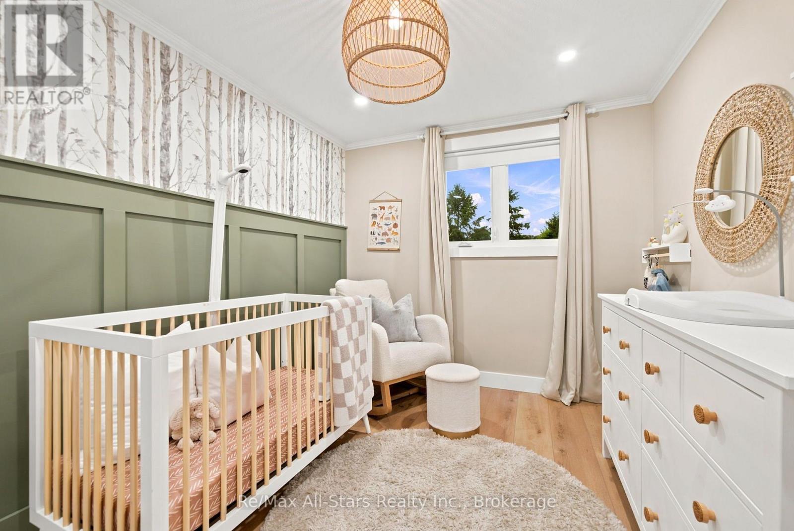 29 APPLEWOOD CRESCENT - 17