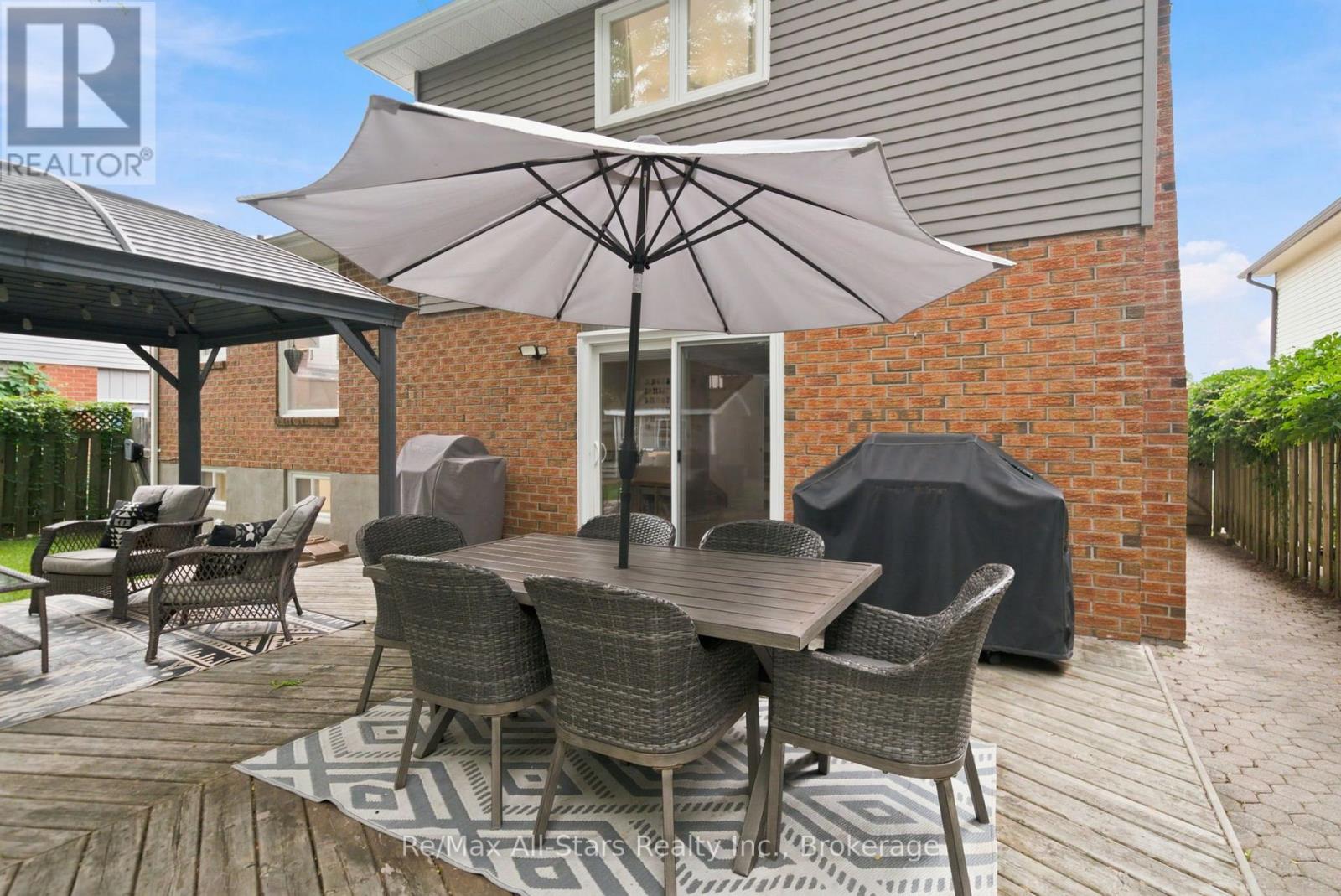29 APPLEWOOD CRESCENT - 27