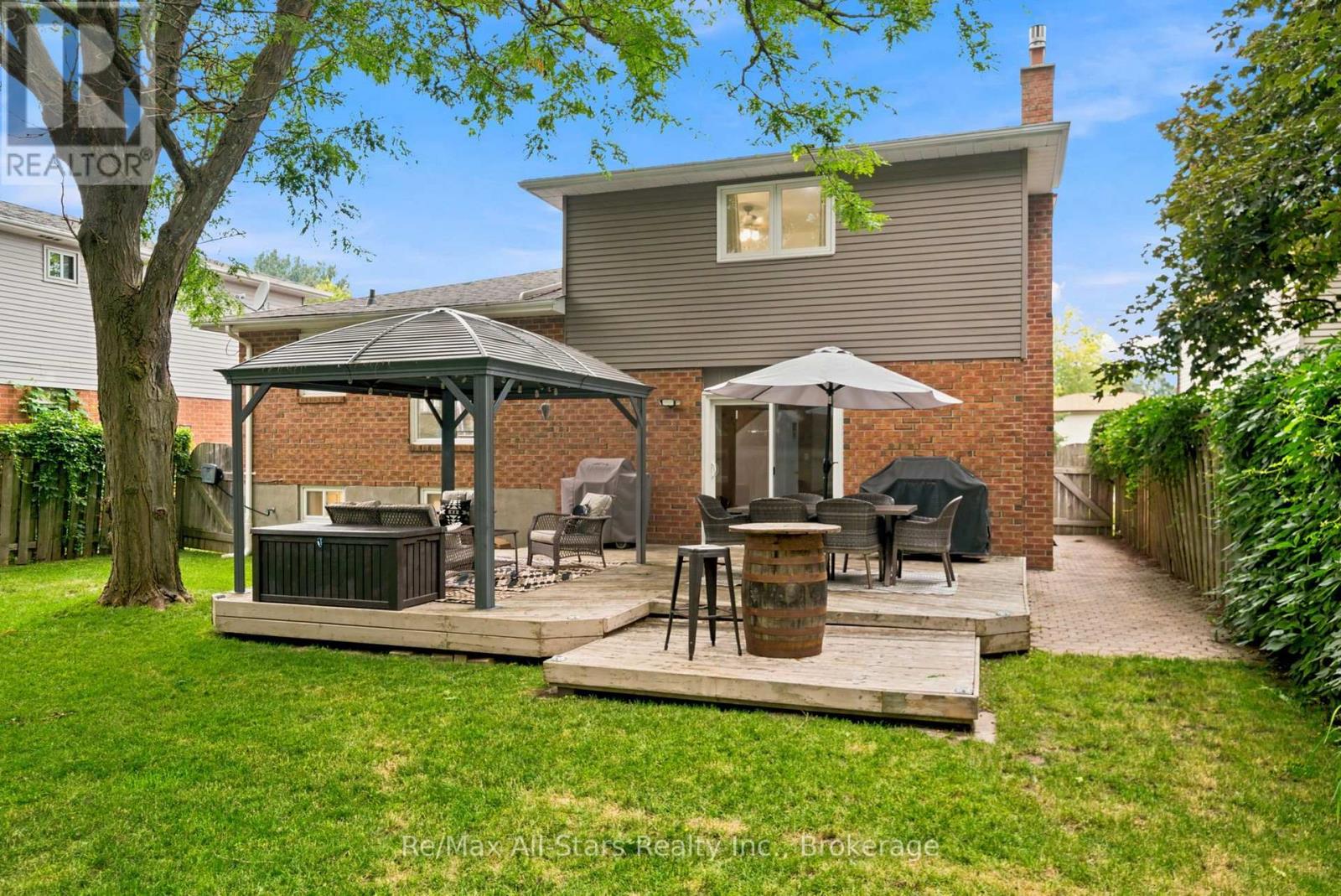 29 APPLEWOOD CRESCENT - 28