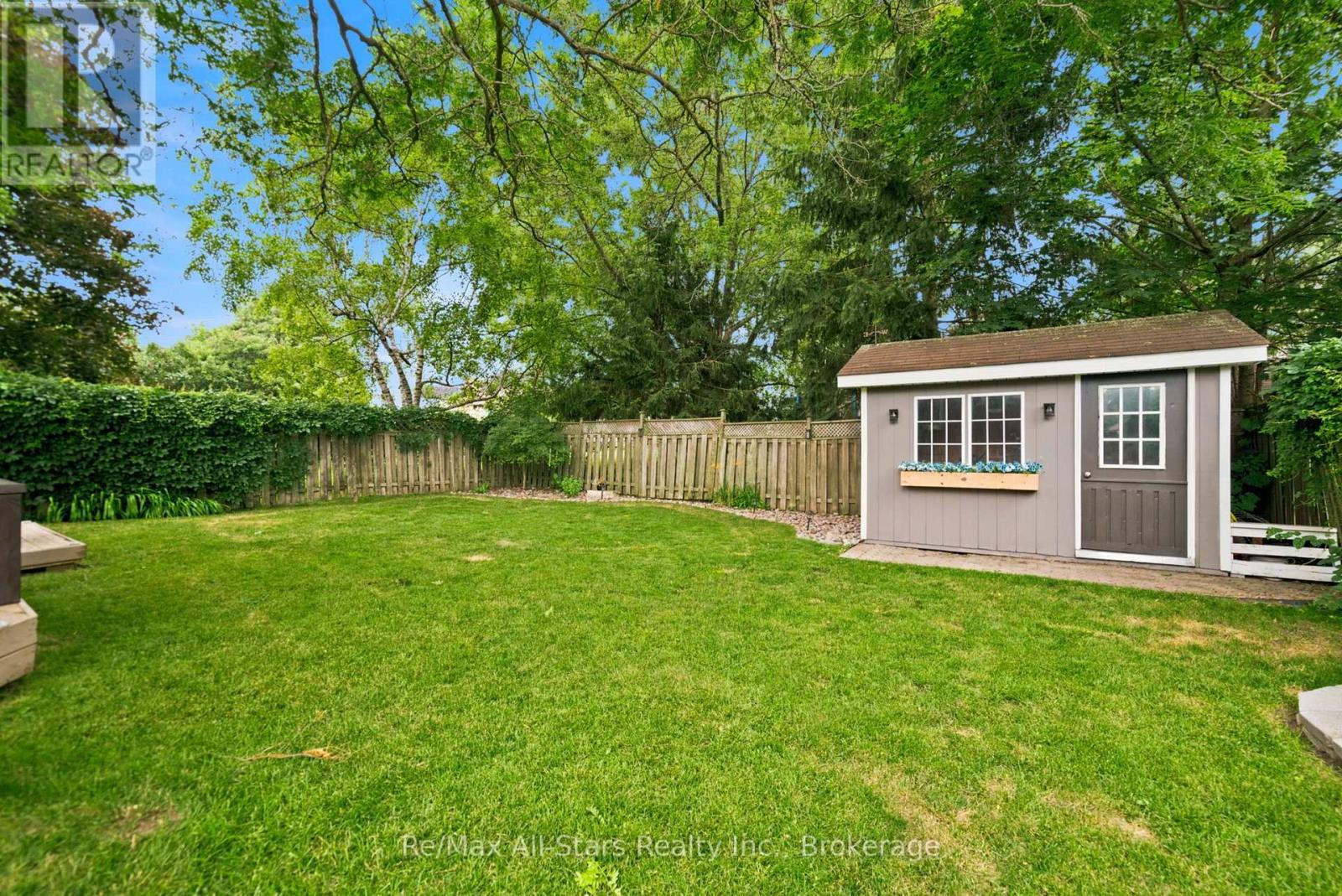 29 APPLEWOOD CRESCENT - 30