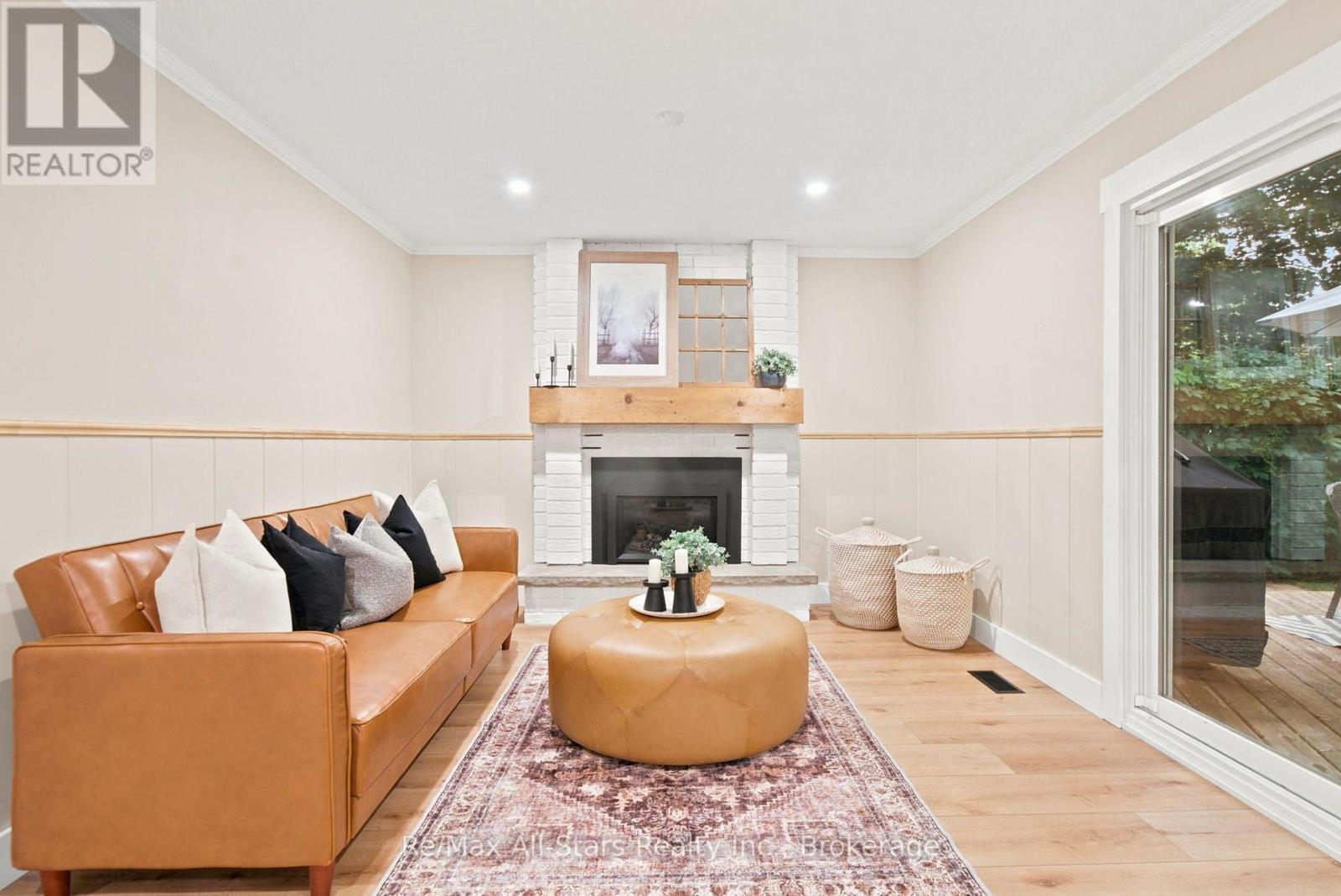 29 APPLEWOOD CRESCENT - 4