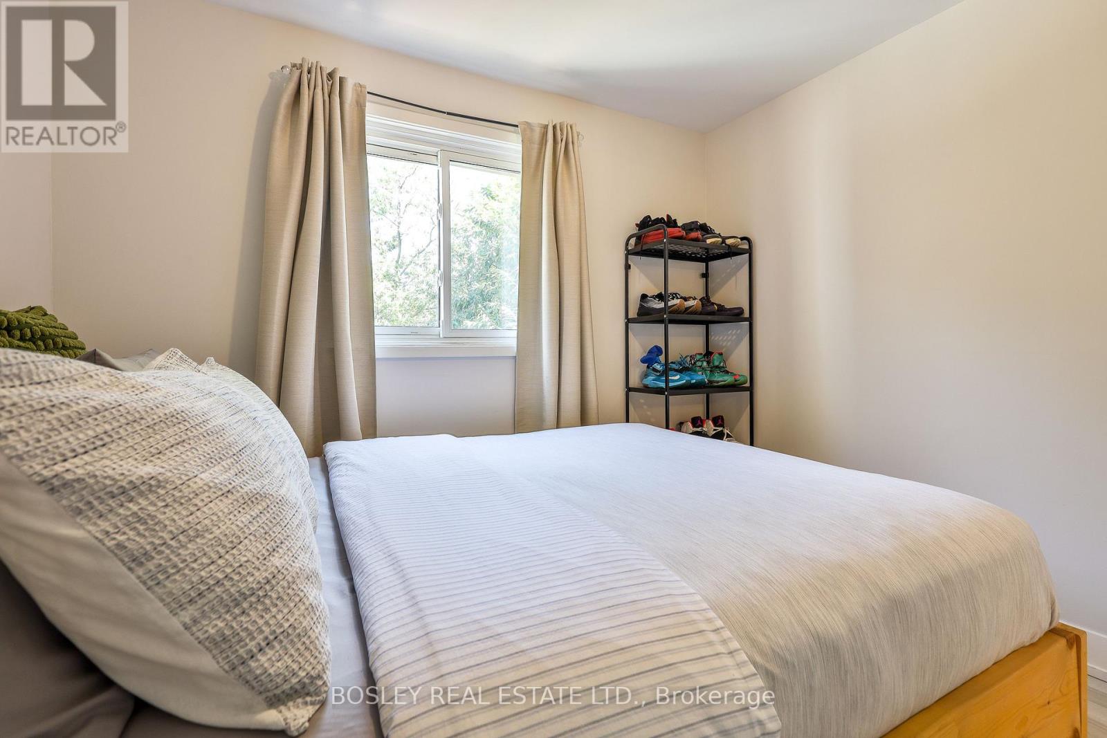 21 COURTLEIGH SQUARE - 22