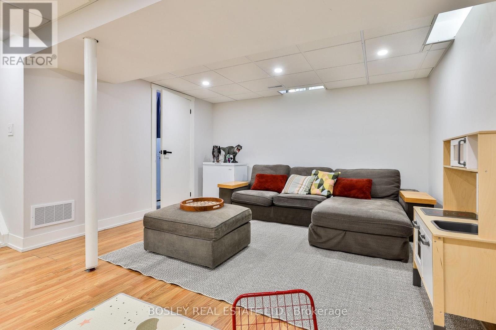 21 COURTLEIGH SQUARE - 27