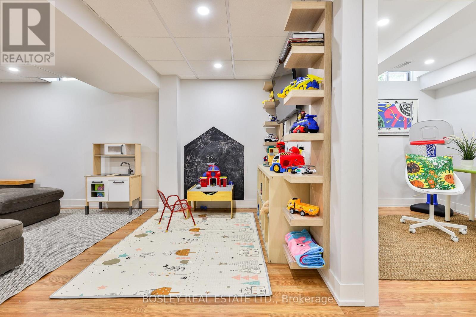 21 COURTLEIGH SQUARE - 28