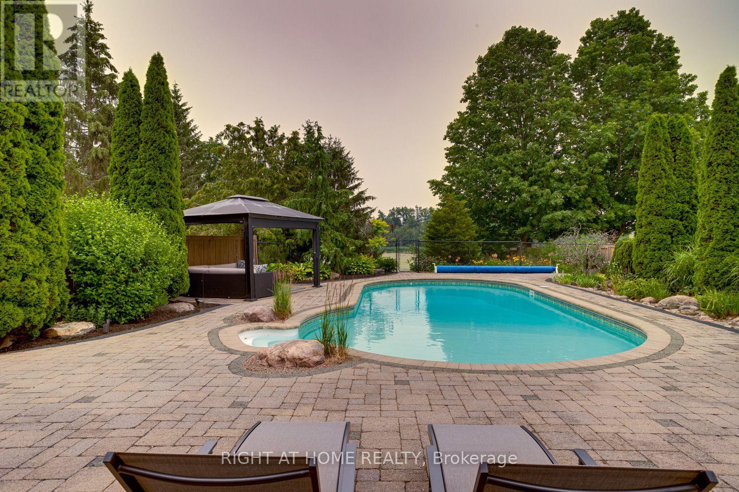 63 ROBINGLADE AVENUE - Image 32