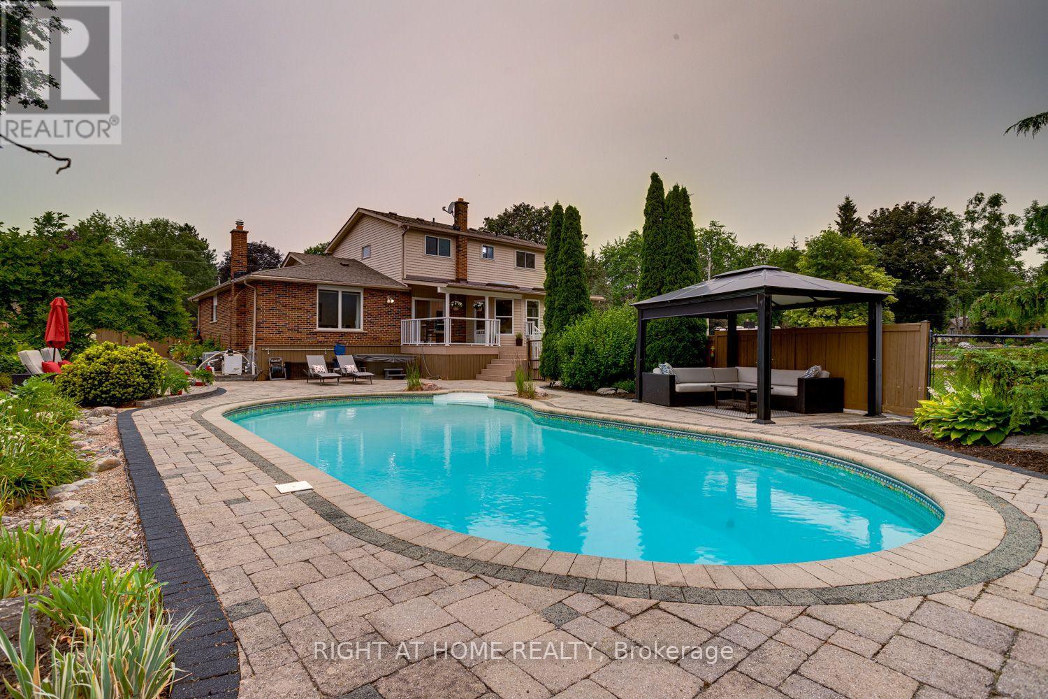 63 ROBINGLADE AVENUE - Image 33