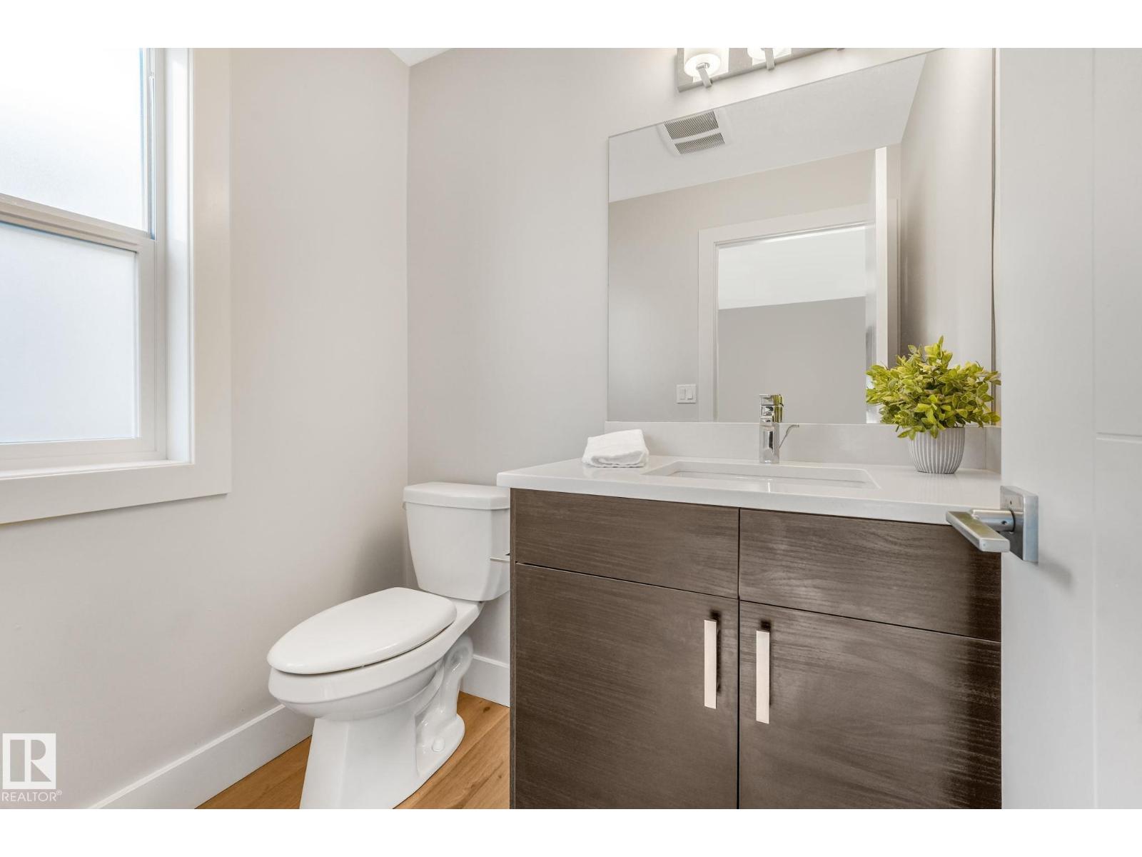 10433 70 AV NW - 16