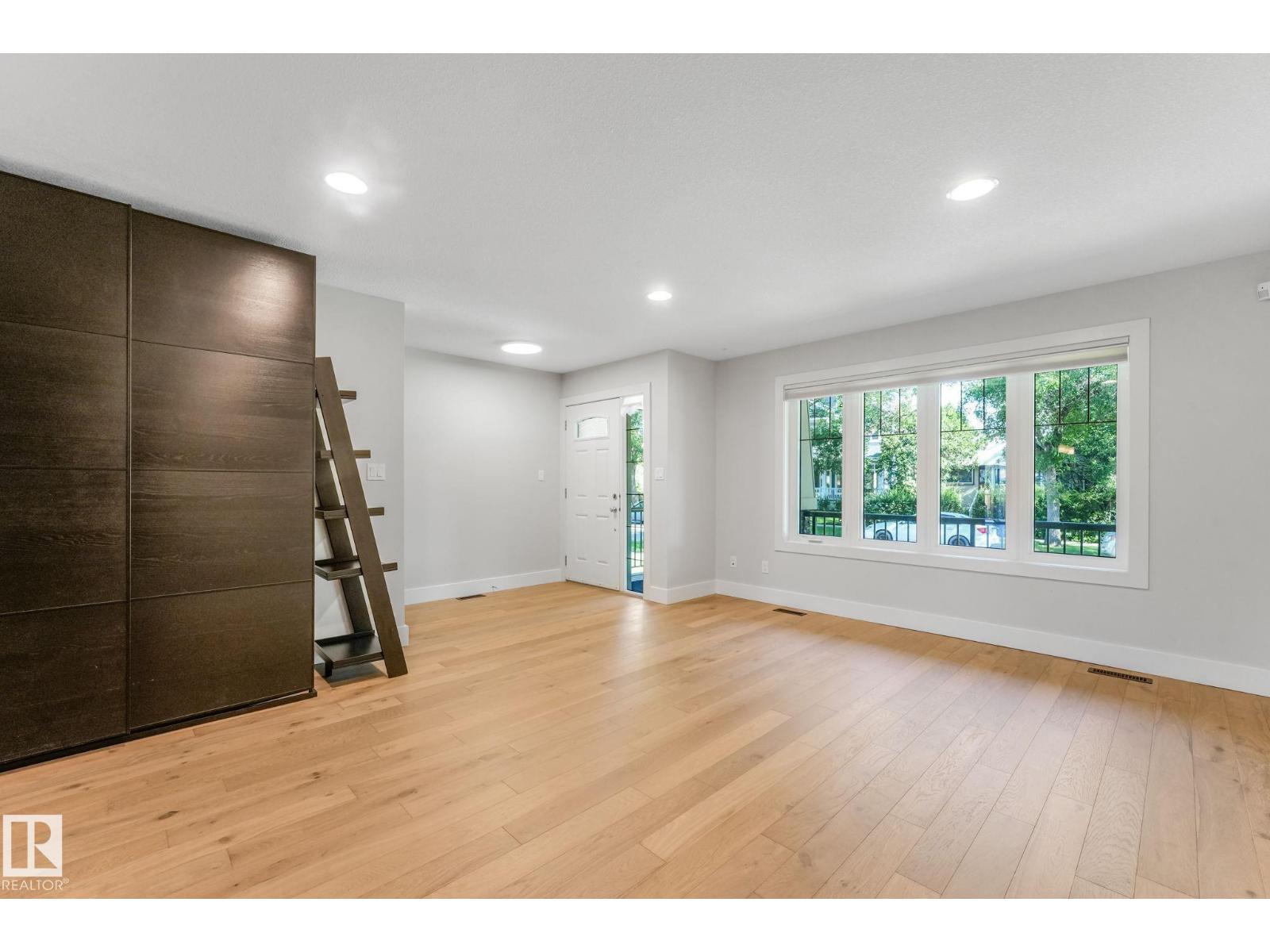 10433 70 AV NW - 6