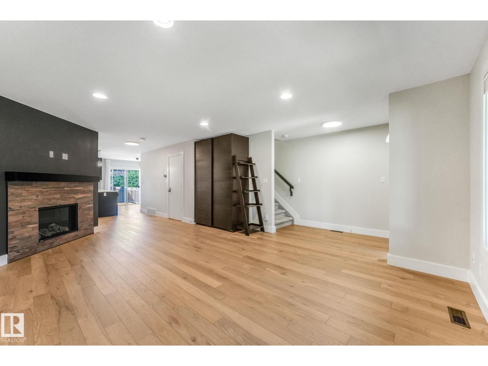 10433 70 AV NW - 7