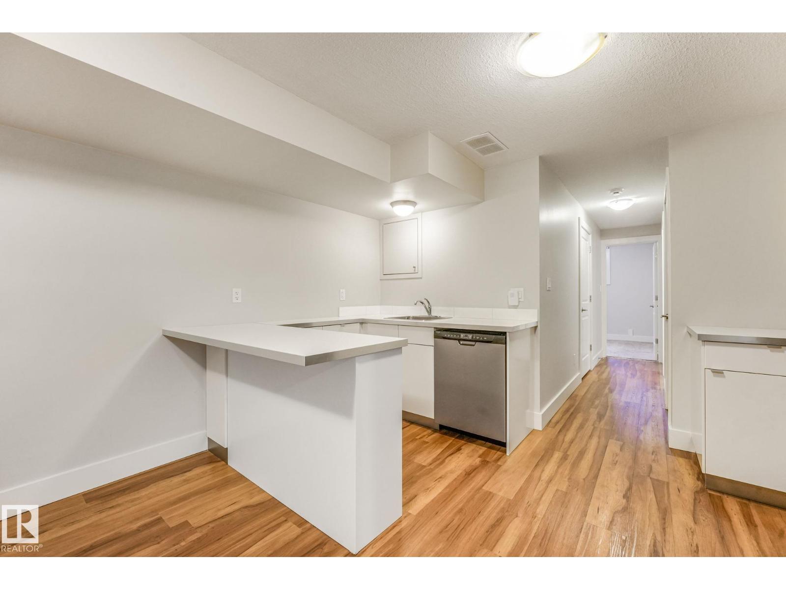 10433 70 AV NW - 43
