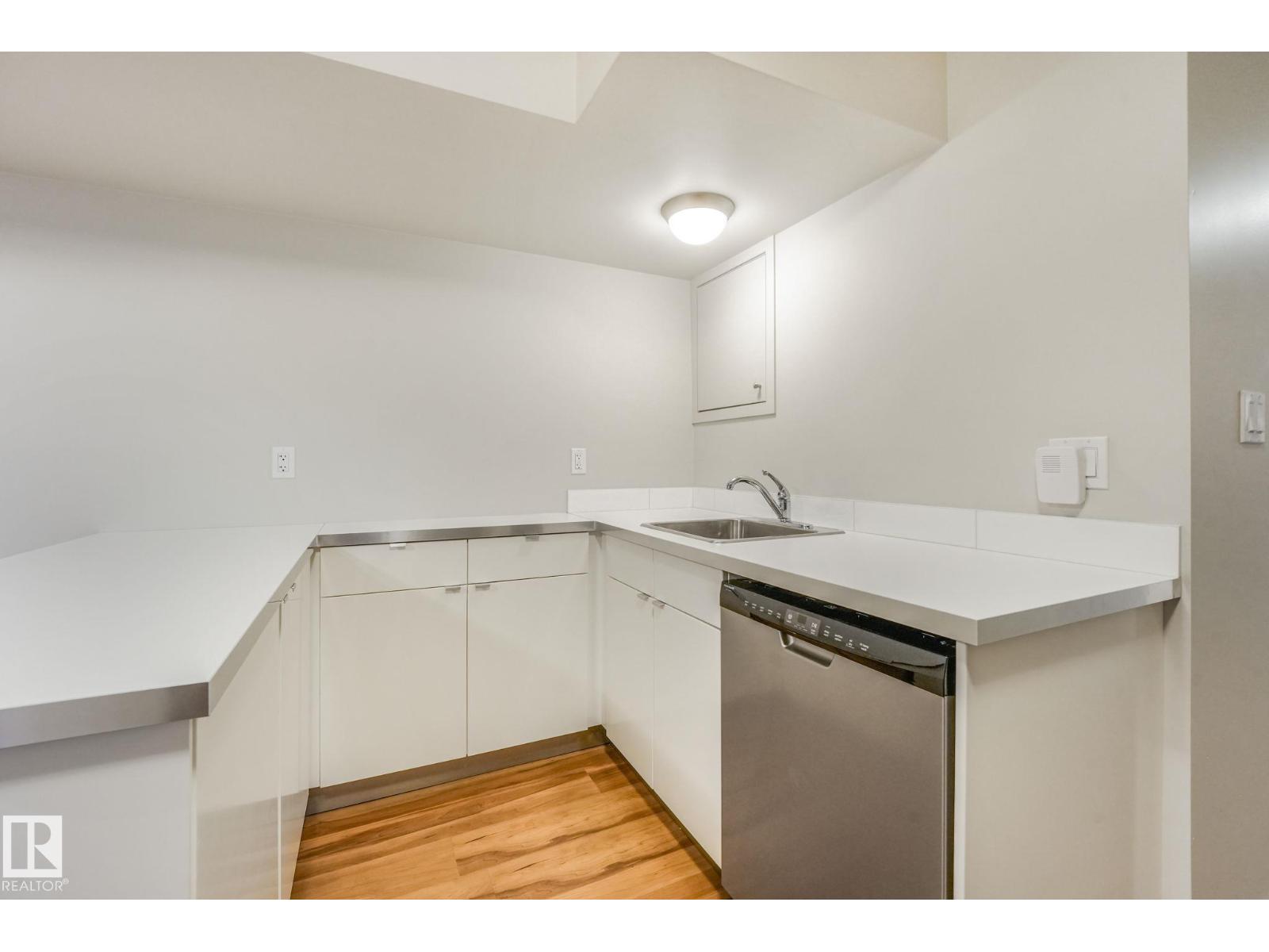10433 70 AV NW - 47