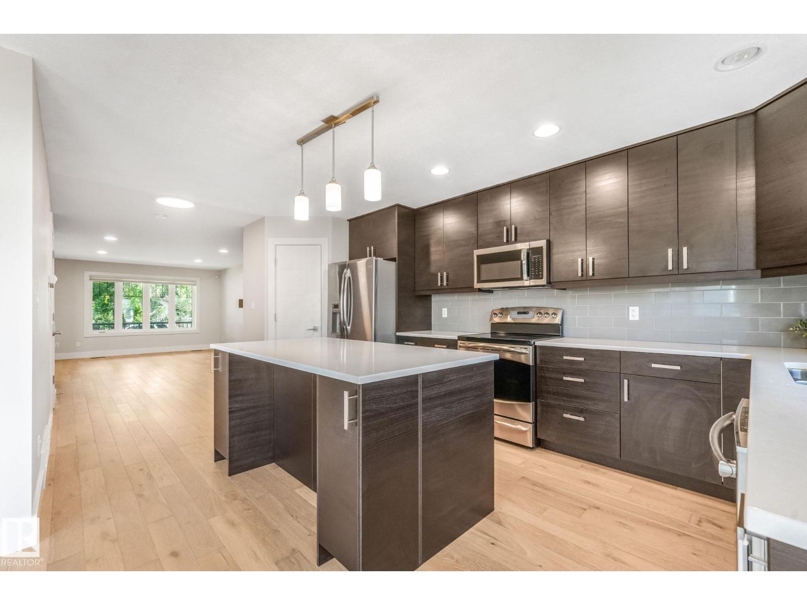 10433 70 AV NW - 11