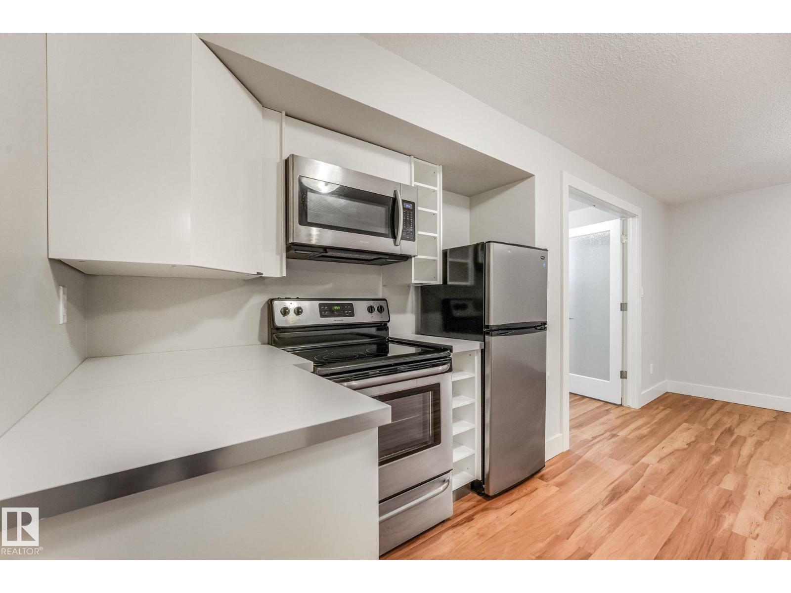 10433 70 AV NW - 44