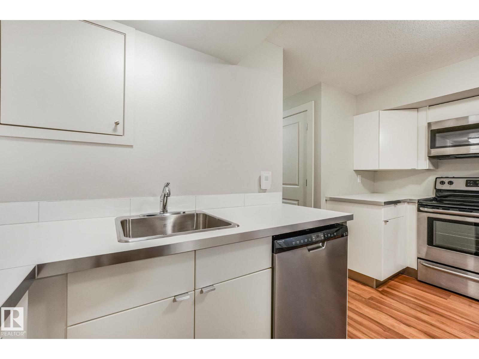 10433 70 AV NW - 45