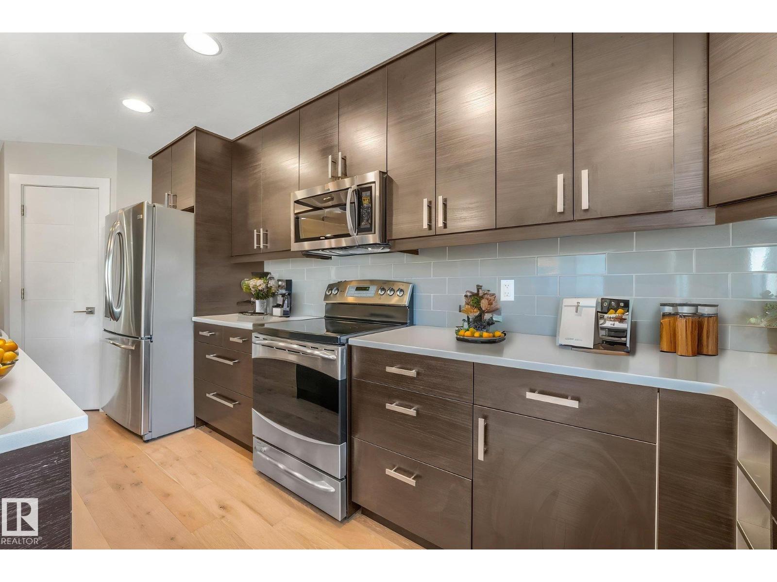 10433 70 AV NW - 10