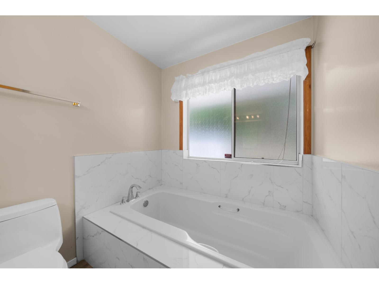 3 Bed, 2 Bath House for Sale in Abbotsford – 35402 SANDY HILL ROAD, Abbotsford – MLS# R3145374 - Image 28