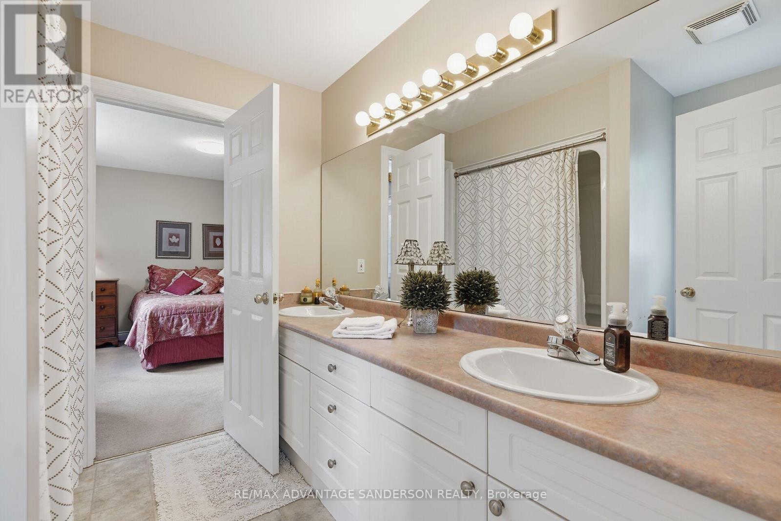1796 GAINSBOROUGH ROAD - 33