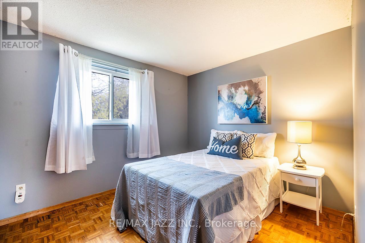 1347 MARY STREET N - 21