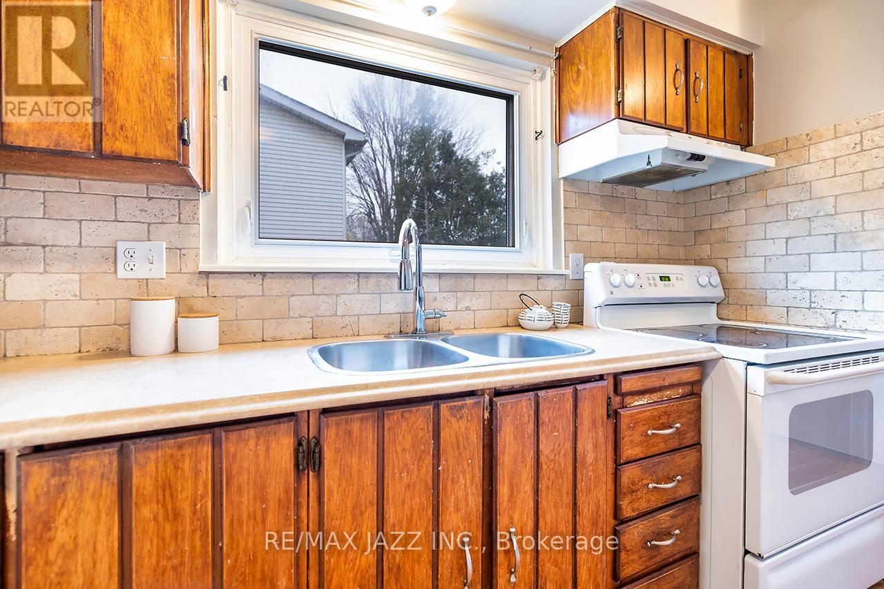 1347 MARY STREET N - 14