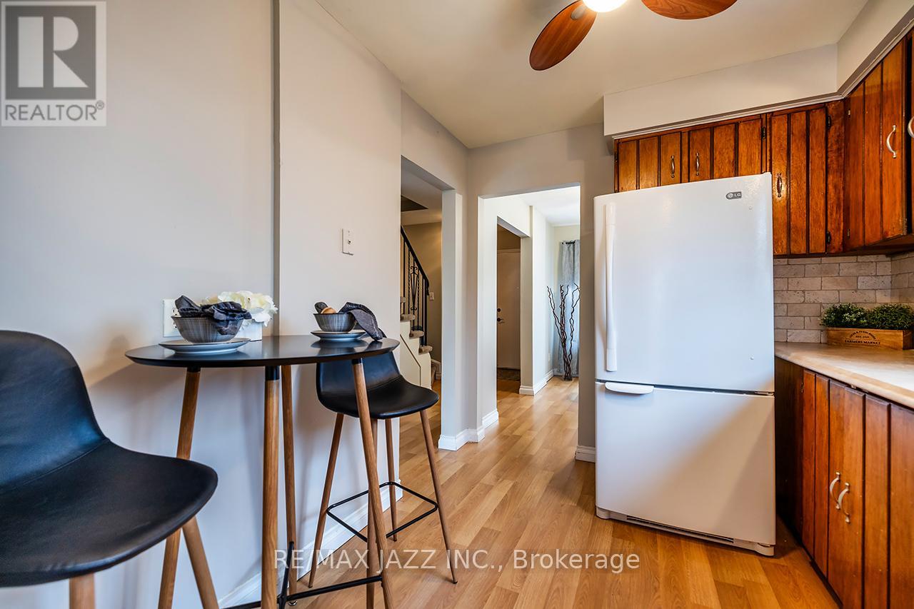 1347 MARY STREET N - 17