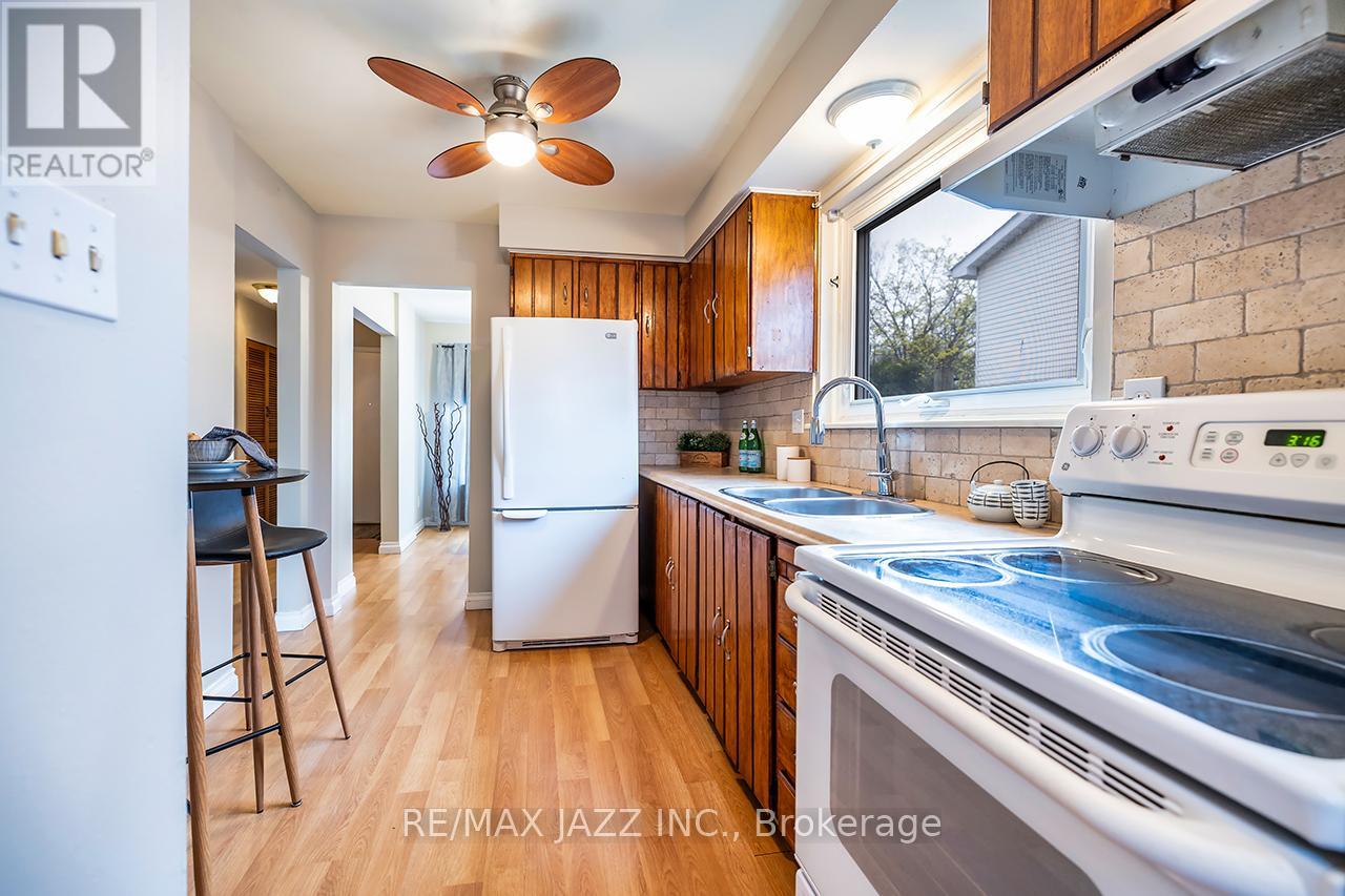 1347 MARY STREET N - 16