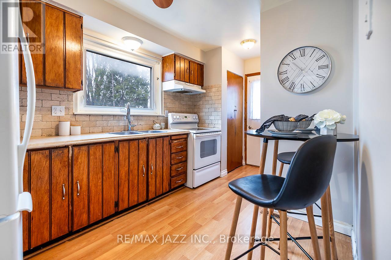 1347 MARY STREET N - 13