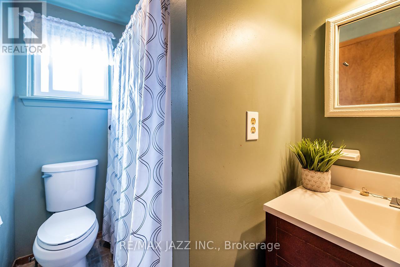 1347 MARY STREET N - 30